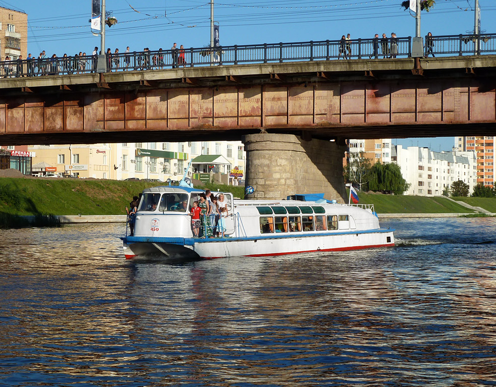 Теплоход Заря-182